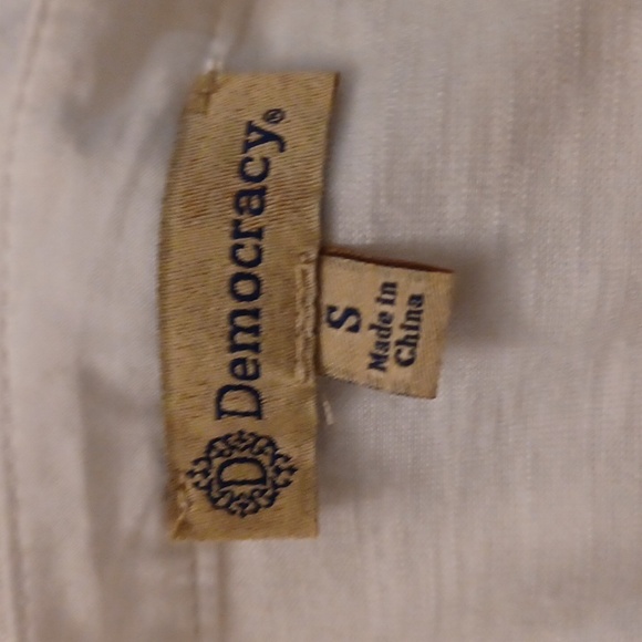 4/$80 White Floral Embroidered Blouse - Size Small - Picture 8 of 9